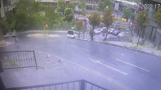 İstanbulda korku dolu anlar kamerada: Otomobil 50 metreden aşağıya uçtu