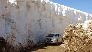 Kar kalınlığını görenler gözlerine inanamıyor: Mayıs ayında 8 metrelik karla zorlu mücadele