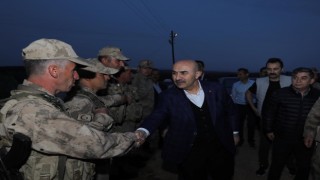 Mardin Valisi Demirtaş 1040 rakımlı tepede güvenlik korucuları ile bir araya geldi