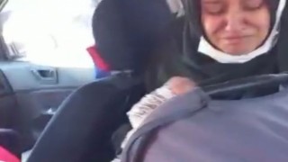 Otomobilde mahsur kalan bebeği itfaiye kurtardı