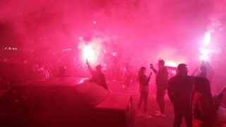 Trabzonsporun Tekirdağdaki taraftarı çıldırdı; Horon oynadılar, tozu dumana kattılar