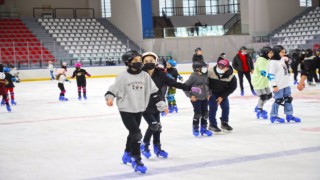 Zeytinburnu Buz Pistinde gençlere ücretsiz kayak eğlencesi
