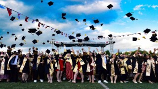 BŞEÜden mezun olan 3 bin 500 öğrenci kep fırlattı