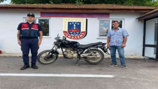 Çalıntı motosiklet jandarma ekiplerince bulunarak sahibine teslim edildi