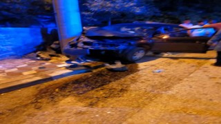 Otomobil önce direğe, ardından park halindeki araca çarptı: 3 yaralı