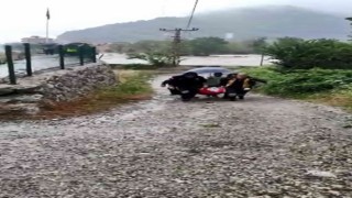 Sel sebebiyle evinde mahsur kalan vatandaşı ekipler kurtardı