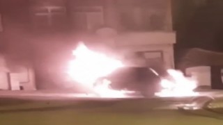 Silivride park halindeki otomobil alev alev yandı