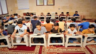 Suriyedeki öğrencilere Kuran-ı Kerim hediye edildi