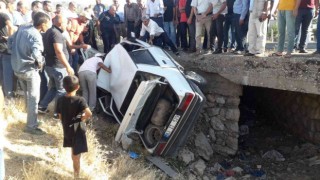 Diyarbakırda araçta sıkışan sürücü uzun uğraşlar sonucu kurtarıldı