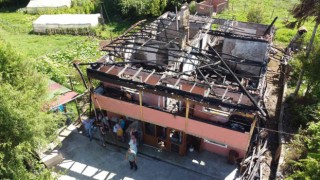 Evi yanan aile yeni ev inşası için yardım bekliyor