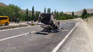 Hafif ticari araç takla attı: 2si ağır 5 kişi yaralandı