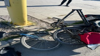 Kırmızı ışık ihlali yapan motosiklet sürücüsü bisiklete çarptı: 3 yaralı