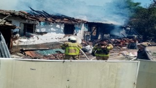 Manyasta ev yangını: 2 yaralı