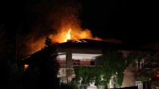 Muşta 2 katlı evin çatısında yangın çıktı