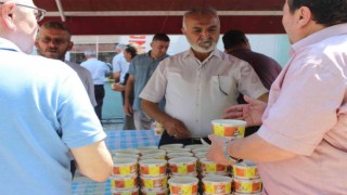 Başkan Kepez Belediyesi vatandaşlara aşure dağıttı