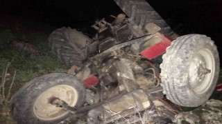 Devrilen traktörün sürücüsü yaralandı