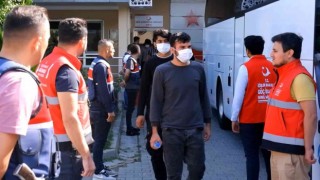 Edirnede 110 yabancı uyruklu göçmen sınır dışı edilmek üzere İstanbula gönderildi