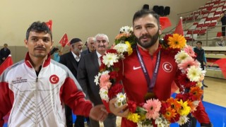 Eskişehirli milli güreşçi Muhammet Akdeniz minderden gümüş madalya ile ayrıldı