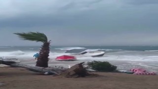 Fırtına Avşa Adasında teknelere zarar verdi