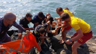 Karadenizde dalgalara kapılan genç dalgıç polisler tarafından kurtarıldı