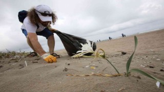 Kıyı temizliğinde kilolarca atık toplandı