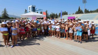 Şehzadeler Belediyesinin yaz okuluyla yüzmeyi öğrendiler