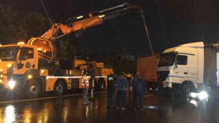 TEMde tır bariyerlere çarptı, İstanbul istikameti 1 buçuk saat trafiğe kapandı