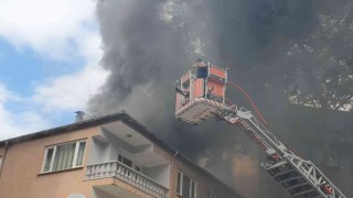 Apartmanın çatı katında yangın