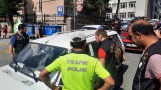 Beyoğlu ve Esenlerde okul önlerinde asayiş uygulaması: Araçlar durdurulup didik didik arandı