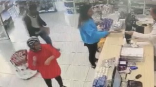 İstanbulda eczanede genç kadına yumruklu saldırı kamerada