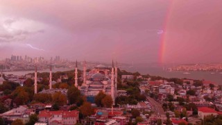 İstanbulda gökkuşağı ve şimşekler kartpostallık görüntü oluşturdu