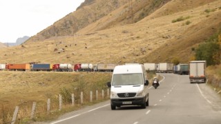Rusya-Gürcistan sınırında Türk tır sürücülerinin sınırdaki bekleyişi sürüyor