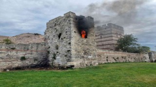 Fatihte tarihi surlardaki kule alev alev yandı