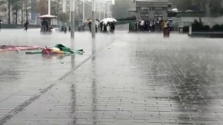 İstanbulda aniden bastıran yağış, vatandaşlara zor anlar yaşattı