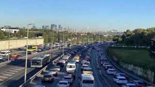 İstanbulda haftanın ilk gününde trafikte yoğunluk yaşandı