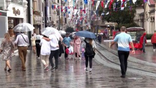İstiklal ve Taksimde aniden bastıran yağış, vatandaşlara zor anlar yaşattı