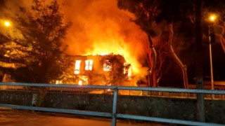 İzmirde 2 katlı bina alev alev yandı