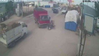 Kamyonet ile motosikletin çarpıştığı kaza anı kamerada
