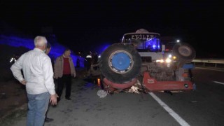 Midibüsün çarptığı traktör devrildi: 2 yaralı