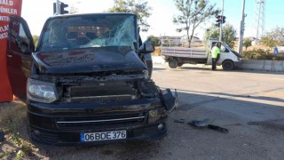Minibüs, kırmızı ışıkta bekleyen kamyonete çarptı: 2 yaralı