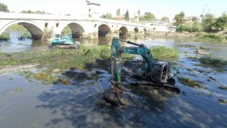 Ot ve sazlıklarla kaplanan Tunca Nehrinde temizlik çalışması başlatıldı