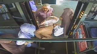 Otobüs şoförü, baygınlık geçiren yolcuyu hastaneye yetiştirdi