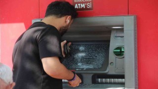 Para çekmeye gelenler ATMlerin parçalanmış camlarıyla karşılaştı