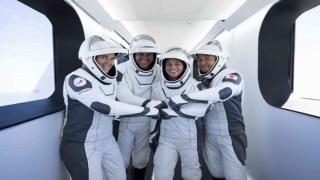 SpaceX, ISSye 3 astronot ve 1 kozmonot gönderdi