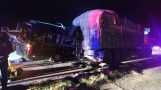 Amasyada minibüs tıra çarptı: Ölü ve yaralılar var