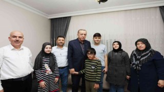 Cumhurbaşkanı Erdoğan, görme engelli hafız Ravzanuru evinde ziyaret edip çay içti