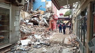 Depremde yıkılan eğlence merkezinin enkazı kaldırılıyor