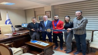 Dünya Şampiyonu Burhan Akbudak, Rektör Uzunu ziyaret etti