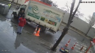 İstanbulda korku dolu anlar kamerada: Yol bir anda çöktü, sürücü kamyonetini son anda kurtardı
