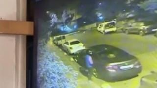 Kadıköyde kasklı şahıs, önce otomobilin camını kırdı ardından otomobilin hayalet göstergesini çaldı